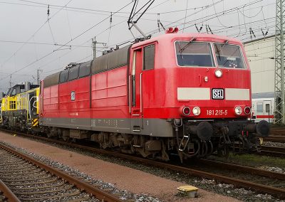 Der erste Einsatz der Baureihe 181.2 in privater Hand. Überführung in Zusammenarbeit mit NordLiner Eisenbahngesellschaft von zwei neuen DE18 für die SNCF von Vossloh in Kiel nach Pierre-des-Corps (Frankreich). Hier die Übernahme der Loks in Neumünster Gbf. am 04.11.2019. Foto: Martin Schlünß